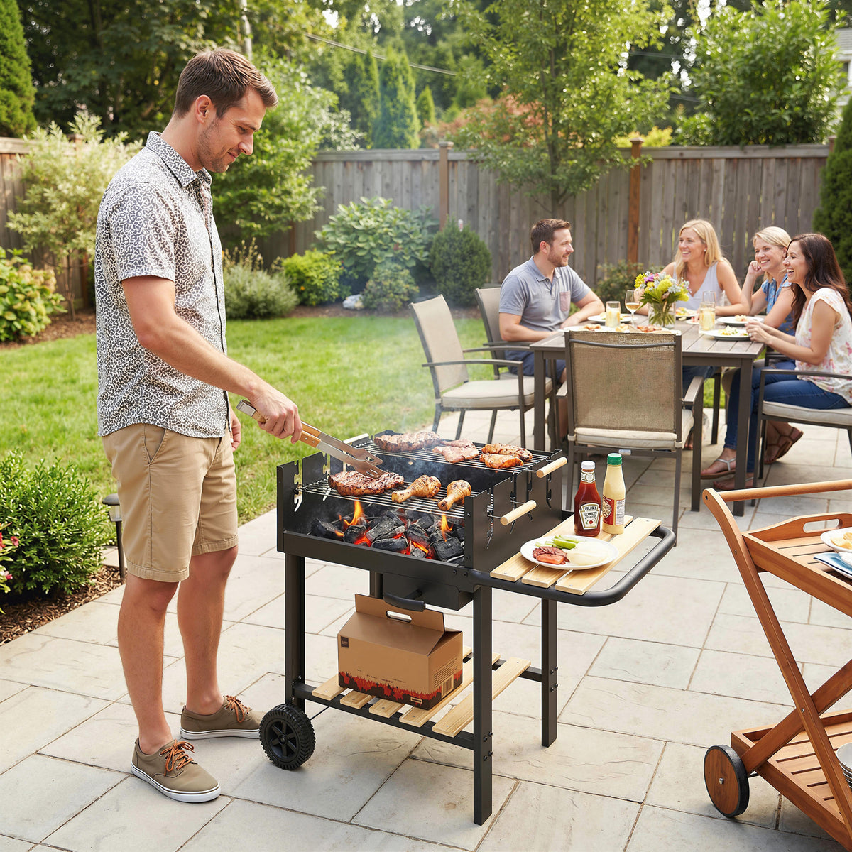 Outsunny Holzkohlegrill Grillwagen mit 4-fach höhenverstellbarer Grillrost 2 Holzablage 2 Räder – Produktabbildung 2