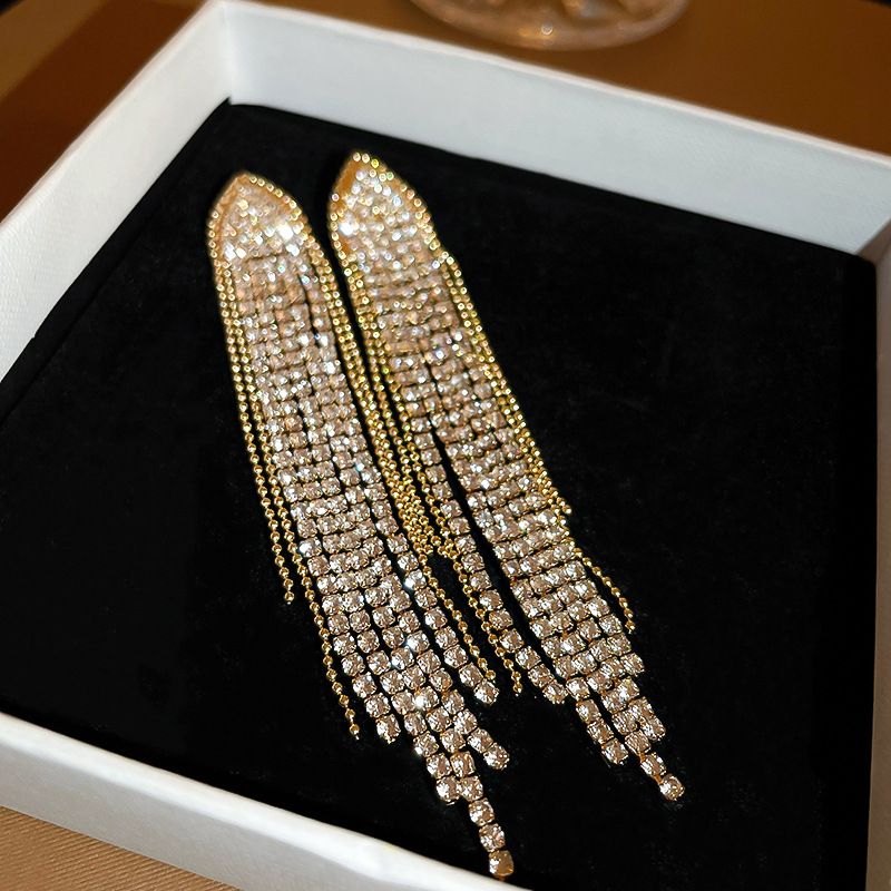 Lange Ohrringe „Fließende Kieselsteine“ – gold – Produktabbildung 6